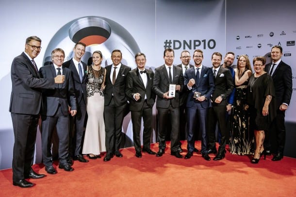 Picture “Wilo SE – German Sustainability Award”: Members of the Executive Board of Wilo SE, Oliver Hermes (Chairman & CEO, 7th from left), Carsten Krumm (Chief Sales Officer, 5th from left) and Georg Weber (Chief Technology Officer, 8th from left) were delighted, together with Thomas Westphal, Managing Director Wirtschaftsförderung Dortmund (left), and Wilo employees about the award at the German Sustainability Awards 2018.